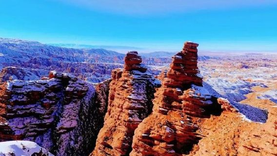 Zhangye Day Tour: Pingshan Lake Grand Canyon & Colorful Danxia National Geological Park