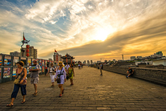 Xi'an Half-Day Private Tour: Sunset City Wall Cycling & Lacquer Fan Making